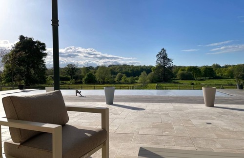 Yvre-l'Eveque Lit Et Petit-Déjeuner | Magnificent room in a castle at the gateway to the circuit