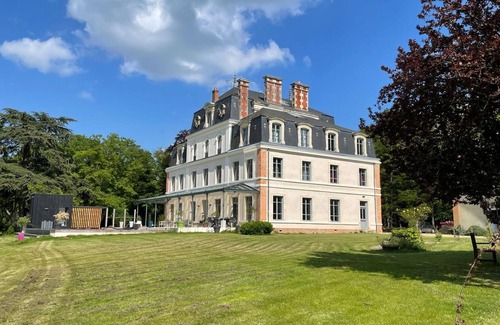 Yvre-l'Eveque Lit Et Petit-Déjeuner | Magnificent room in a castle at the gateway to the circuit