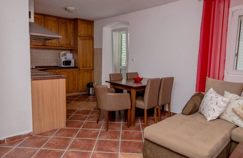 Tivat Appartement | Vues magnifiques, grande terrasse privée avec vue sur les montagnes, piscine, mer à 2 km