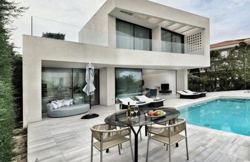 Tsilivi Villa | Magnificent Zakynthos Luxury Villa | 3 Bedrooms | Villa Ossus | Private Heated Infinity-edge Pool with Hydromassage | Tsilivi