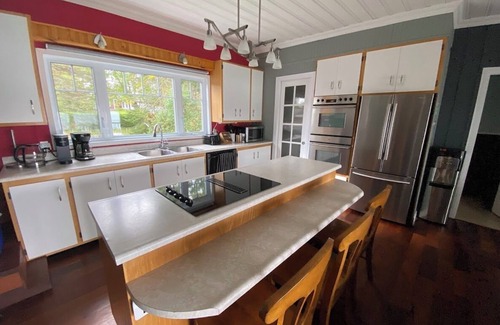 Asbestos Chalet De Ski | Magnificient cottage with SPA, kayaks and pedal boat for rent right on the water