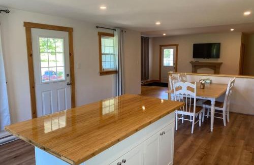Stanstead Township Appartement | Magnifique centenaire rénovée, air climatisé, arcade, 3 chambres fermées