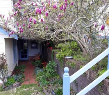 Croydon North Maison | Magnolia Cottage- wineries, main street, station