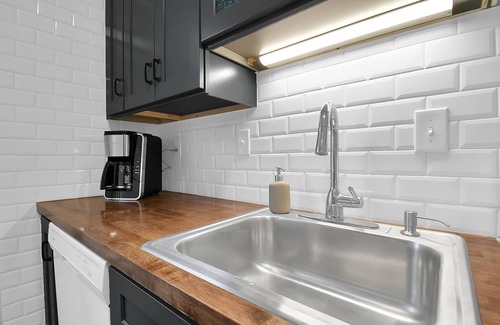 Olde Towne East Appartement | Magnolia Modern 1BR Near DT on Historic Street