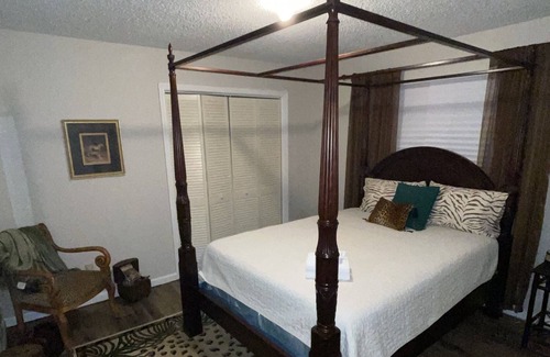 Shreveport Maison | Magnolia Retreat - full size home nestled in quiet community near the interstate