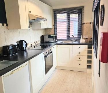 Warminster Chalet De Ski | Magpie 1 Hot Tub HuntersMoon-Warminster-Bath-Wiltshire