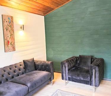 Warminster Chalet De Ski | Magpie 1 Hot Tub HuntersMoon-Warminster-Bath-Wiltshire