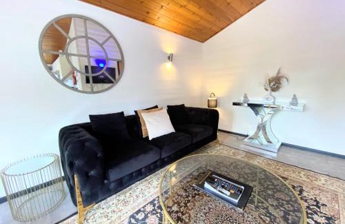 Warminster Maison | Magpie 2 Hot Tub HuntersMoon-Warminster-Longleat-Wiltshire