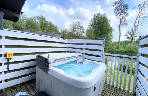 Warminster Maison | Magpie 2 Hot Tub HuntersMoon-Warminster-Longleat-Wiltshire