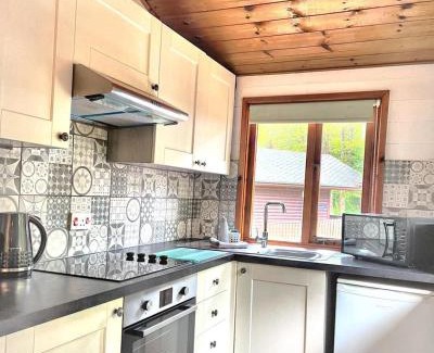 Warminster Maison | Magpie 2 Hot Tub HuntersMoon-Warminster-Longleat-Wiltshire