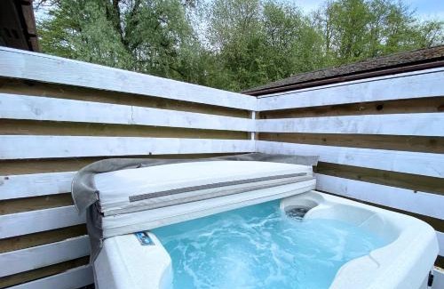 Warminster Maison | Magpie 5 Hot Tub HuntersMoon-Warminster-Bath-Wiltshire