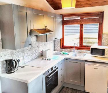 Warminster Maison | Magpie 5 Hot Tub HuntersMoon-Warminster-Bath-Wiltshire