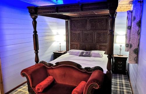 Warminster Maison | Magpie 5 Hot Tub HuntersMoon-Warminster-Bath-Wiltshire