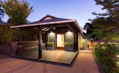 Mahogany Creek Hôtel | Mahogany Inn and Distillery