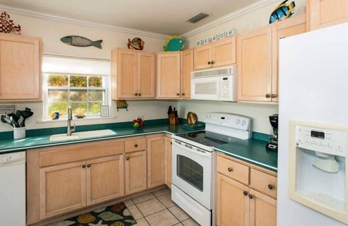 North Side Villa | Mahogany Point 5: 3 BR / 3 BA villa dans North Side, pour 6 personnes