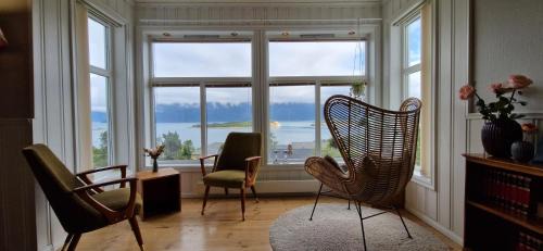 Lyngseidet Appartement | Main floor in the Lyngen Alps, whole house rentable