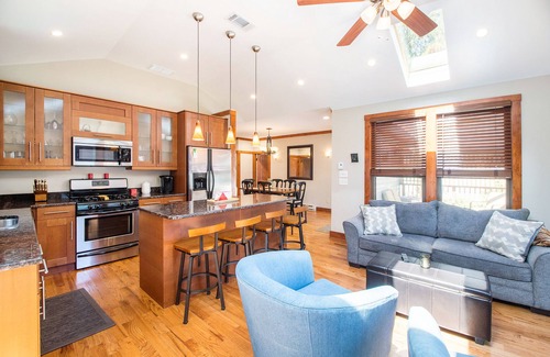 Union Pier Cottage | Main Home & Cozy Guest House w/ Two Full Kitchens & Free WiFi - Walk to Beach