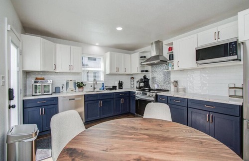 MacGregor Maison | Main House & Garage Apt near NRG & Medical Center!