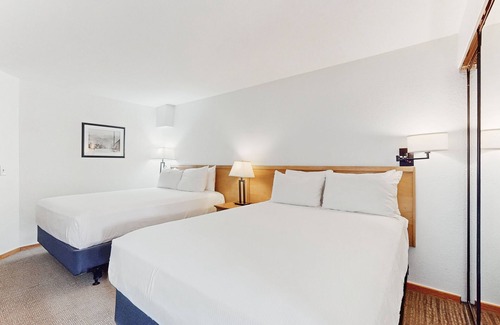 West End Cabine | Main St. room - pool & hot tub - walk to lifts, dog-friendly, balcony
