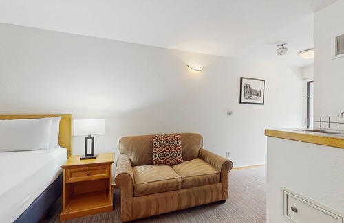 West End Cabine | Main Street gem - pool & hot tub - walk to lifts, dog-friendly, balcony
