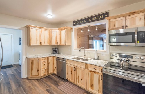 Crosby Maison | MAIN STREET LODGE - Charming lower duplex unit with hot tub in Crosby,MN