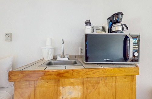 West End Cabine | Main Street room - pool & hot tub - walk to lifts, dog-friendly, top floor