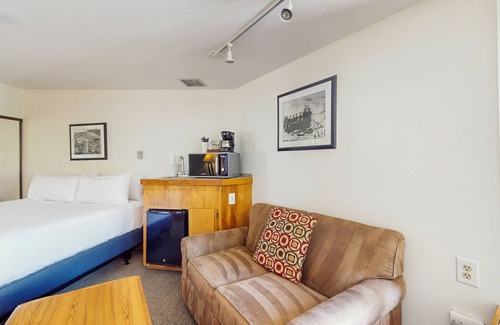 West End Cabine | Main Street room - pool & hot tub - walk to lifts, dog-friendly, top floor