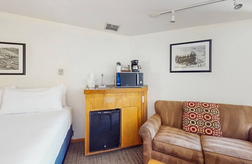 West End Cabine | Main Street room - pool & hot tub - walk to lifts, dog-friendly, top floor