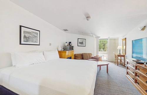 West End Cabine | Main Street room - pool & hot tub - walk to lifts, dog-friendly, top floor