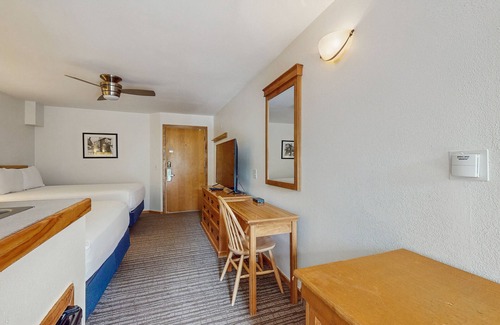 West End Cabine | Main Street stay - pool & hot tub - walk to lifts, dog-friendly, balcony