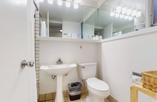 West End Cabine | Main Street studio - pool & hot tub - walk to lifts, dog-friendly, ground-floor