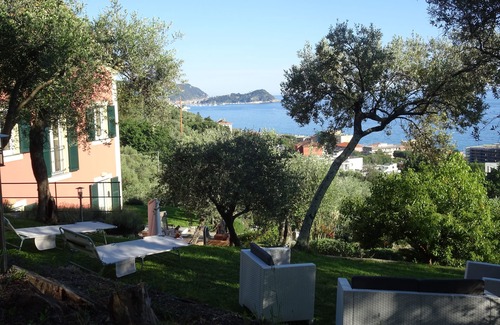 Lavagna Villa | Maiso house nestled between the sea and olive trees