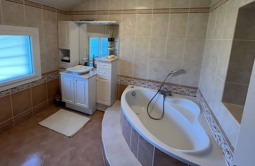 Montagnat Villa | Maison élégante tout confort avec Piscine et Sauna