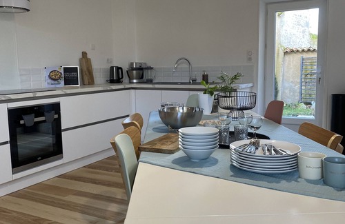 Chasseneuil-du-Poitou Villa | Propriété de charme classée 4* au bord de la rivière à 5 minutes du Futuroscope