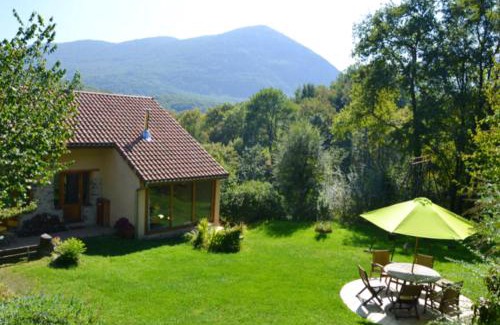 Gembrie Maison | Maison accueillante à Gembrie avec piscine partagée