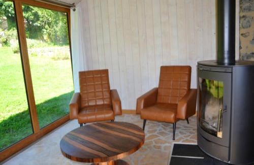 Gembrie Maison | Maison accueillante à Gembrie avec piscine partagée