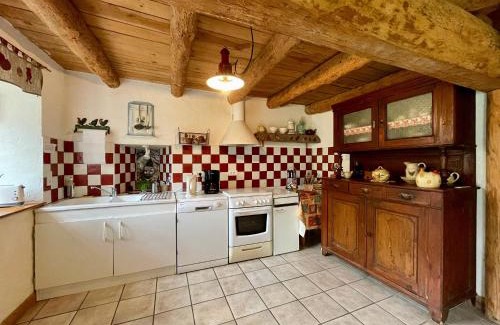 Saugues Maison | Maison Ancienne au Calme avec Cheminée et Équipements Bébé, Proche de Saugues - FR-1-582-127