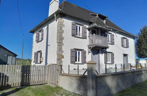 Charritte-de-Bas Maison | Maison atypique de 4 chambres avec un grand jardin sécurisé