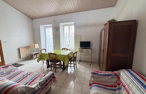 Saint-Mathurin Maison | Maison au bourg de Saint-Mathurin, proche commerces, à 10km des plages des Sables d'Olonne, pour 2 pers. - FR-1-197-546