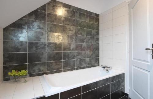 Le Cercueil Maison | Maison authentique rénovée 7ha, étang, confort moderne, idéal pour familles, animaux acceptés - FR-1-497-53