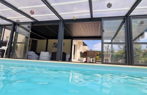 Locmaria-Grand-Champ Maison | maison avec piscine couverte et chauffée et pergola bioclimatique de 30m²