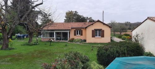 Cours-de-Pile Maison | Maison avec piscine et jardin d'arbres fruitiers