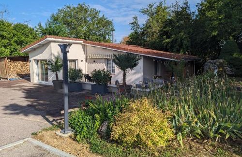 Curel Maison | Maison avec piscine intérieure, terrasse et Wi-Fi gratuit à Curel - FR-1-611-92