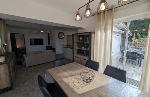 Curel Maison | Maison avec piscine intérieure, terrasse et Wi-Fi gratuit à Curel - FR-1-611-92