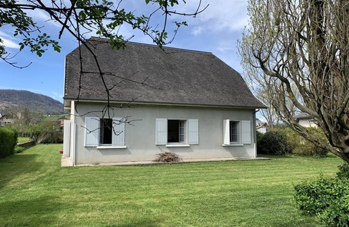 Arette Maison | Maison avec terrasse et jardin au pied de la montagne.