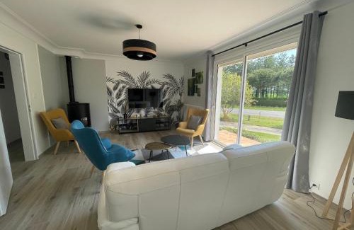Nieul-le-Dolent Maison | Maison contemporaine rénovée avec étang privé et terrasse, proche plage - 3 chambres, wifi inclus - FR-1-426-517