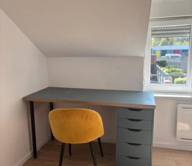 Bruay-sur-l'Escaut Appartement | Maison cosy avec cour privée