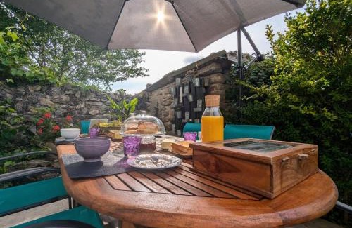 Saint-Victor-sur-Arlanc Lit Et Petit-Déjeuner | Maison d'hôtes rénovée avec table d'hôte dans la campagne Altiligérienne - FR-1-582-522