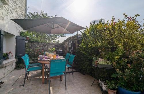 Saint-Victor-sur-Arlanc Lit Et Petit-Déjeuner | Maison d'hôtes rénovée avec table d'hôte dans la campagne Altiligérienne - FR-1-582-522