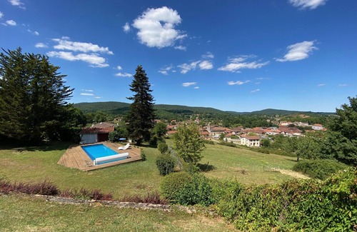Encausse-les-Thermes Villa | Maison dans les bois avec piscine et vue montagnes.